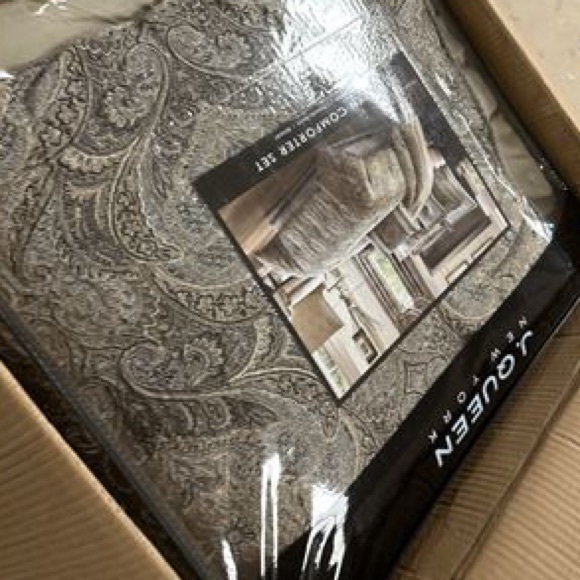 J. Queen New York Provence Comforter Set - Queen NEW - Picture 5 of 6
